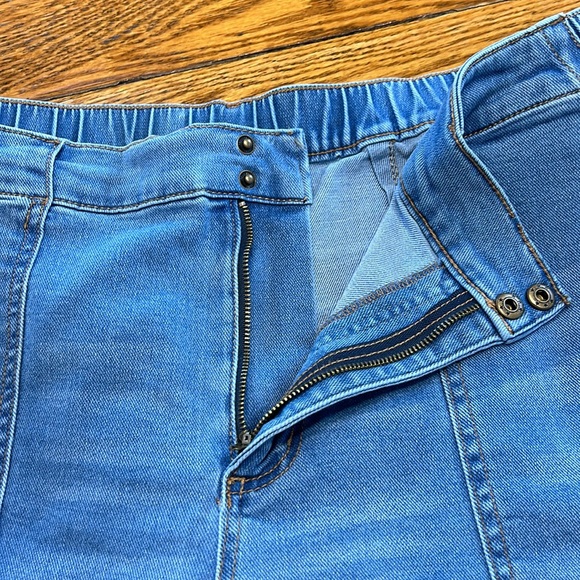 Matilda Jane Keystone tapered pull on jeans. Lightwash, elastic. Size Large. - Picture 5 of 12